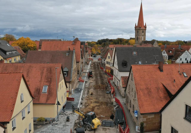 The ongoing excavation uncovers layers of history, connecting the modern town to its 18th-century trade route roots.