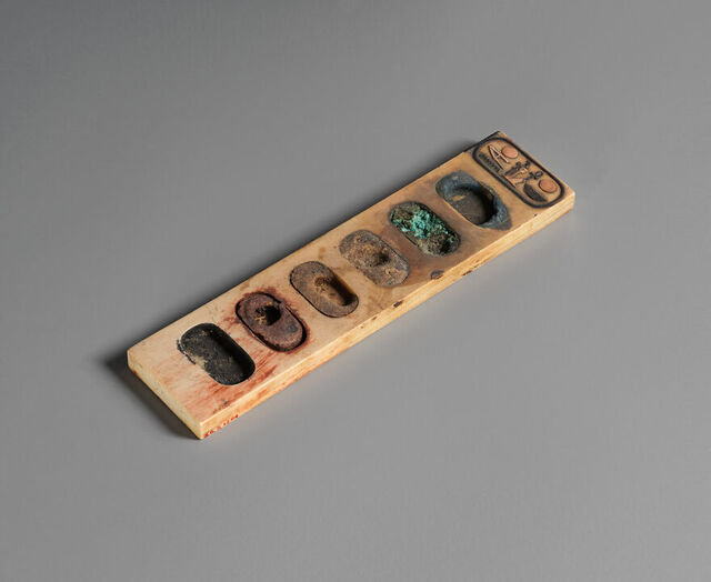 The palette originates from the reign of Amenhotep III, one of Egypt’s most prosperous and stable periods