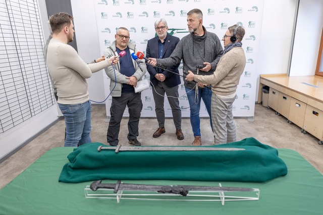 The press conference at the Military Museum in Białystok, showcasing the remarkable Viking sword after restoration. 