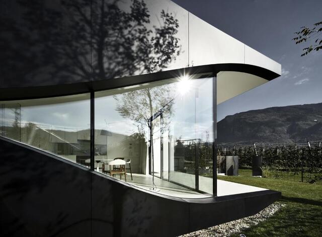 The reflective façade minimizes the house’s visual impact on the landscape while amplifying the natural beauty around it.