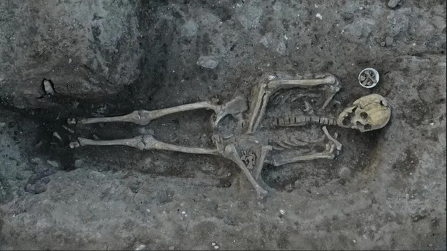 This year, archaeologists examined numerous burials in the tightly packed cemetery near the northeast apse of Otto II’s majestic church, revealing fascinating insights into medieval life.