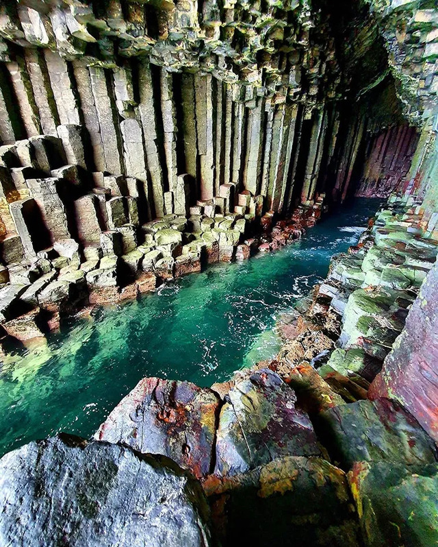 Today, Fingal’s Cave remains a popular destination for tourists and adventurers