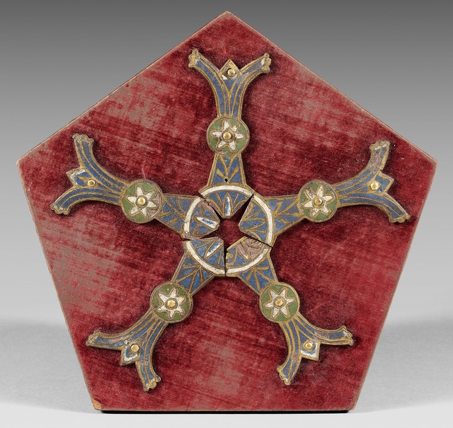 A detailed view of a pentagonal bracket decorated with champlevé enamel and gold embellishments, part of the restored 13th-century Limoges casket. The intricate design reflects medieval craftsmanship and artistic elegance. (Source: Museum records)