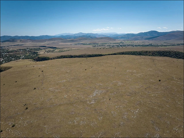 A dramatic oblique aerial view of the outer enclosure captured from the northwest, offering a fresh perspective on the site’s layout. (Figure by N. Erb-Satullo, Credit: N. L. Erb-Satullo et al., Antiquity, 2025)