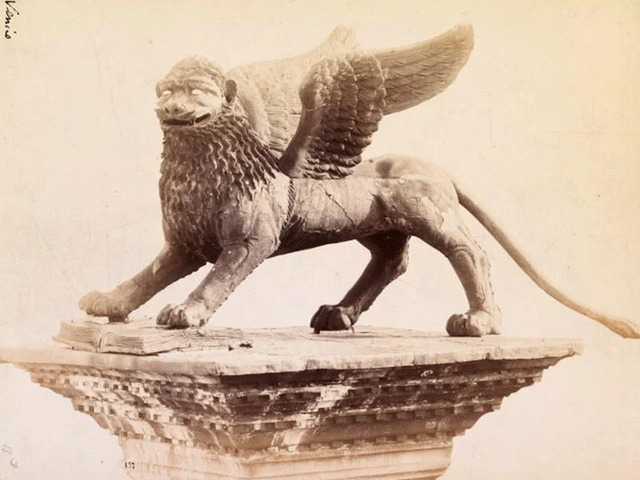 A Glimpse into History: The Lion of Venice as it appeared in the 1870s, captured through the lens of Carlo Naya. (Credit: Carlo Naya, Public domain)