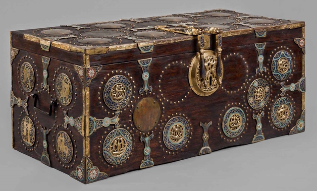 A side view of the Limoges casket, adorned with medallions and gilded copper brackets. The craftsmanship represents the peak of medieval goldsmith artistry, highlighting themes of chivalry and hunting. (Source: Museum records)