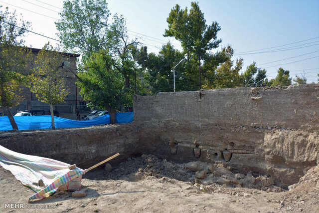 A wide view of the excavation site showing the uncovered aqueduct system, surrounded by protective measures and excavation tools. This image provides context to the archaeological work being carried out in Borujerd. (Credit: Mehr News Agency)