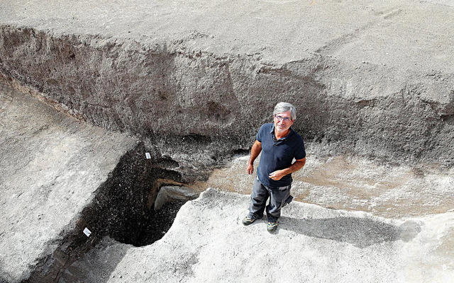 A close-up of Rémi Martineau at the site, highlighting the scale of the excavation and its historical significance. (Credit: Rémi Martineau/CNRS)