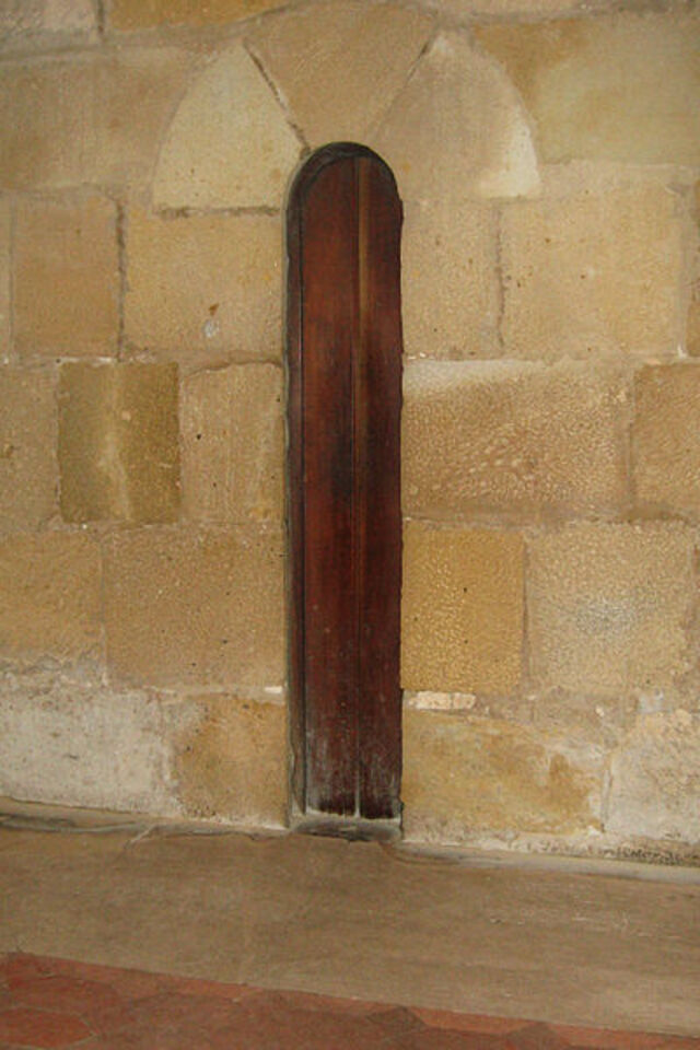 A closer look at the "Anti-Gluttony Door" in the Alcobaça Monastery's dining hall, which was simply designed for passing plates. (Credit: Wikimedia Commons)