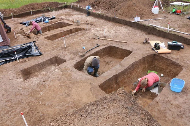 A closer view of the excavation site showing archaeologists unearthing significant artifacts from Muromian graves. (Credit: Institute of Archaeology of the Russian Academy of Sciences)