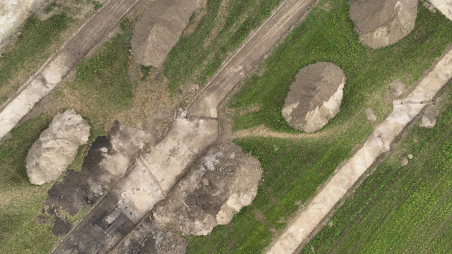 A detailed aerial view of the trenches and pits at the Neolithic settlement, showcasing its structured design and organization. (Credit: CNRS)