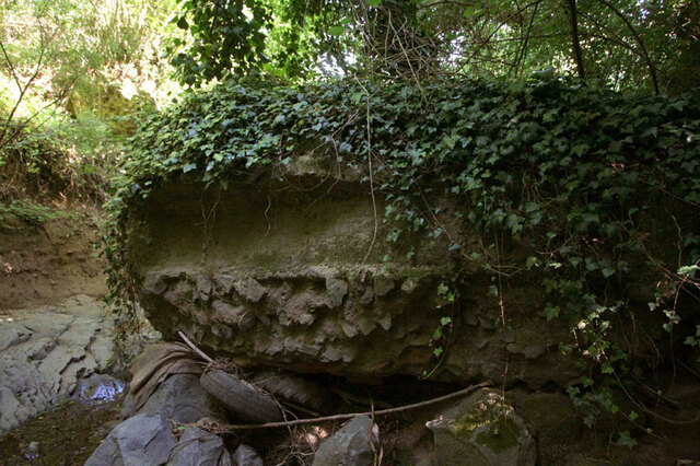 A fascinating hybrid section of the Aqua Traiana features a 17th-century vault built atop ancient Roman walls and flooring.