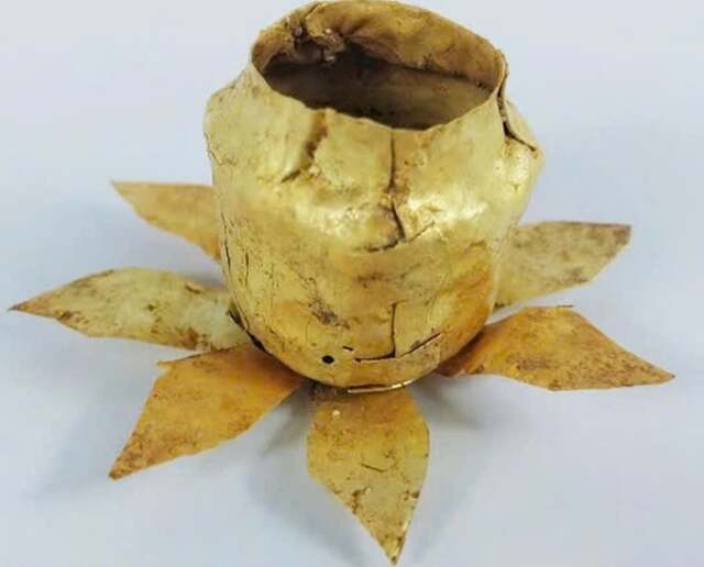 A golden Kamandalu vessel. (Photo: Xuân Toản)