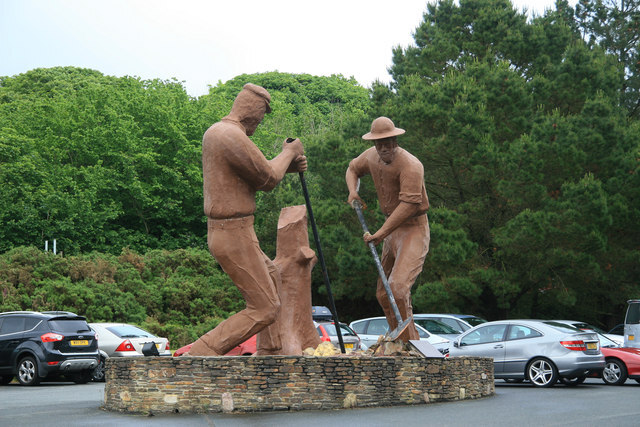 A monument in England honors the discoverers of the legendary Welcome Stranger nugget, a testament to their extraordinary find. (Photo: Chris Allen, Wikimedia Commons)