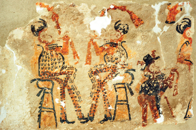 A mural in Asicona’s home portrays seated men holding what appear to be trumpets. They wear headdresses decorated with horns or antlers and trousers resembling jaguar pelts.