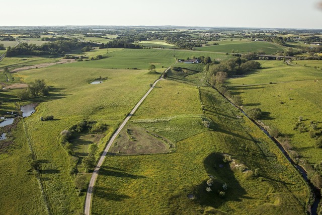 A newly discovered fragment of a pre-Viking helmet—considered one of Scandinavia’s most remarkable finds—surfaced in Lejre, in the northwestern region of the Danish island of Zealand.