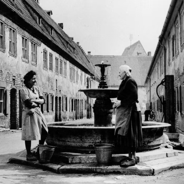 A nostalgic glimpse of the Fuggerei as it appeared in the 1950s. © Bridgeman Images