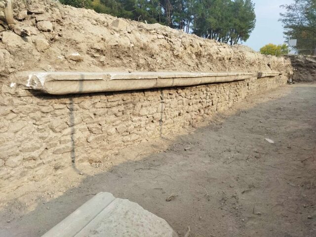 A particularly notable finding is a monumental wall along the northern edge of the Via Egnatia, the city’s main thoroughfare.