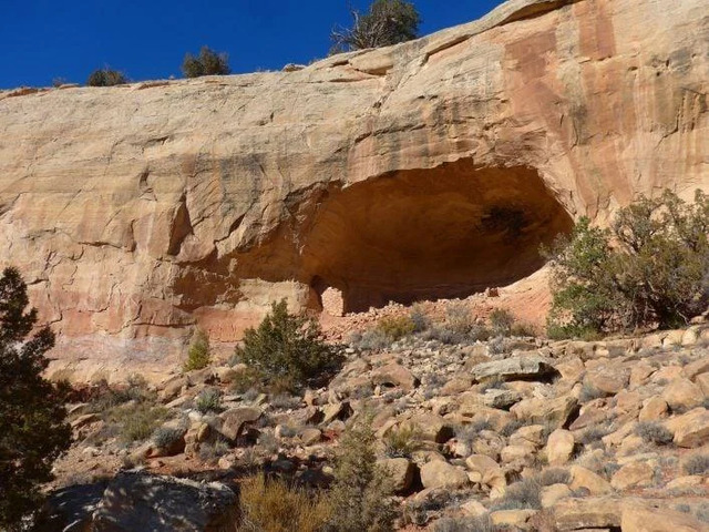 A prominent sandstone cave near the site of the Castle Rock Pueblo complex, possibly used for shelter or ceremonial purposes. Credit: Jagiellonian University.