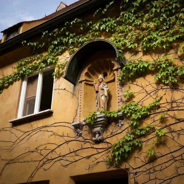 A serene religious statue adorns the facade of Ilona Barber’s home, adding a spiritual touch to the Fuggerei. © Jens Schwarz