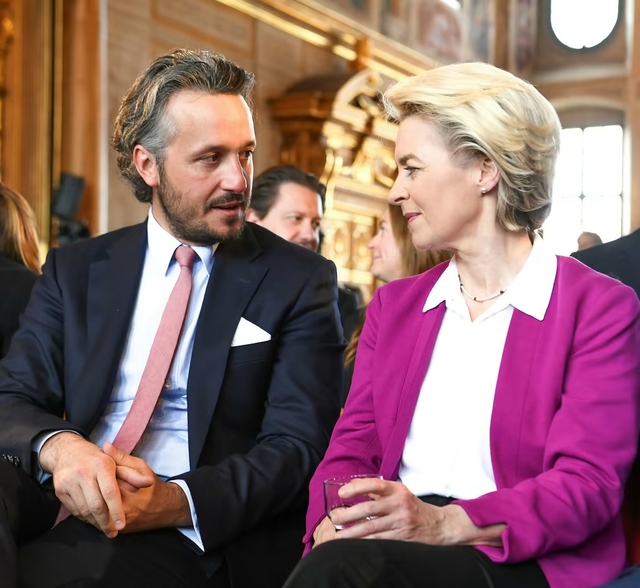 Alexander Fugger-Babenhausen, a descendant of the Fugger dynasty, stands alongside European Commission President Ursula von der Leyen during the Fuggerei’s 500-year celebration in May. © Daniel Biskup