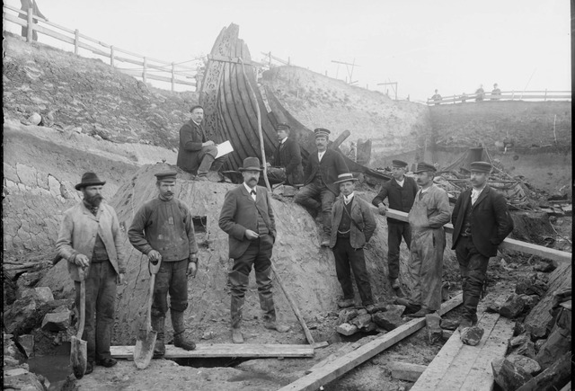 Archaeologists and workers pose during the 1904 excavation of the Oseberg Viking ship in Norway. The burial mound yielded one of the most significant archaeological finds of the Viking Age. (Photo: Museum of Cultural History / CC BY-SA 4.0)