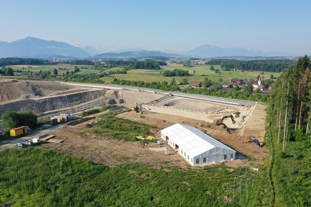 An aerial view of the excavation site in Cham-Oberwil, set against the picturesque Swiss countryside. Credit: ADA Zug / David Jecker.