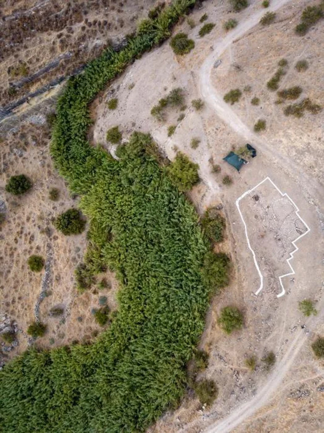 An extraordinary aerial photograph captures the Natufian site of Nahal Ein Gev II, offering a glimpse into its ancient layout. (Credit: Naftali Hilger)