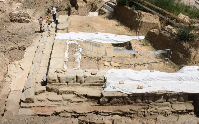 An overview of the excavation site in Sarsina, showcasing the recently uncovered Roman capitolium temple, meticulously preserved beneath layers of soil.