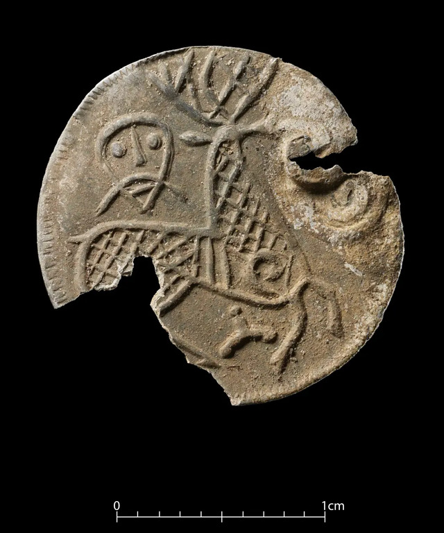 Archaeologist Søren Diinhoff described a coin found in the Skumsnes women’s graves as the most extraordinary find from the site so far.