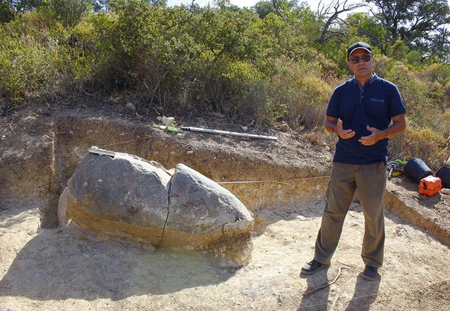 Archaeologist explaining the significance of the 5,500-year-old menhir discovered in São Brás de Alportel, Portugal.