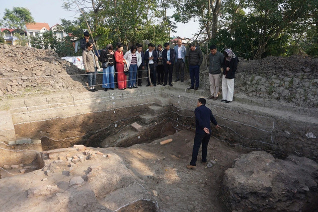  Archaeologists and experts examine the eighth excavation site at the Luy Lau citadel, revealing layers of historical artifacts and structures from the 3rd to 19th centuries.