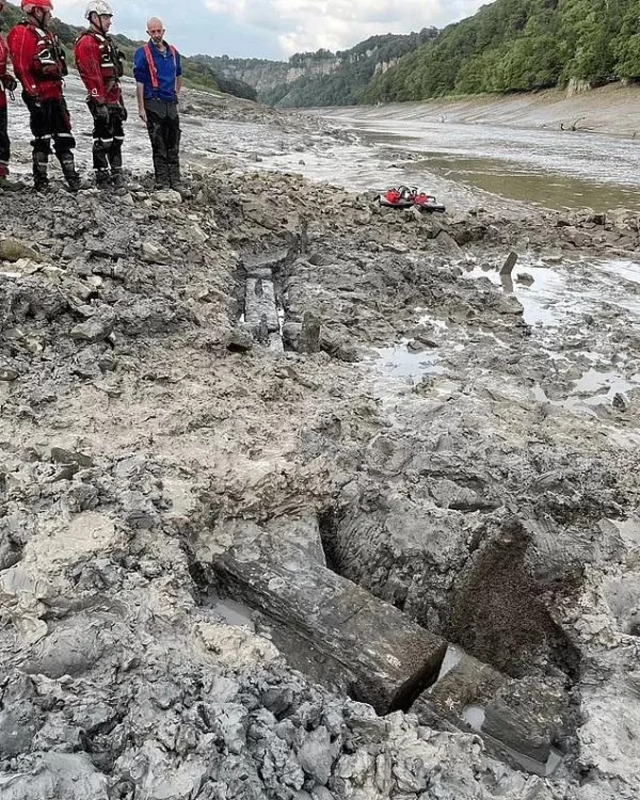 Archaeologists had only a two-hour window to excavate the structure, requiring the aid of specialist rescue teams due to the dangerous conditions of the site.