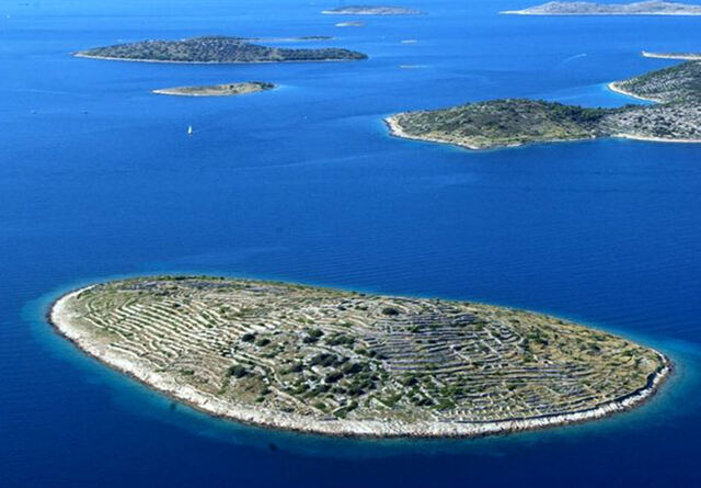 Baljenac is one of the 249 islands that form the Sibenik Archipelago, a picturesque cluster of landmasses along Croatia’s stunning Dalmatian coast.