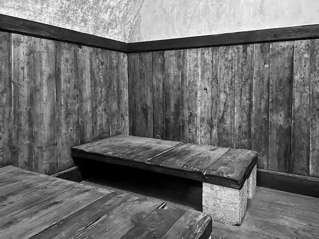 Beds, wooden planks, and floors in the New Prisons of the Doge’s Palace—remnants of a harsh 17th-century existence.