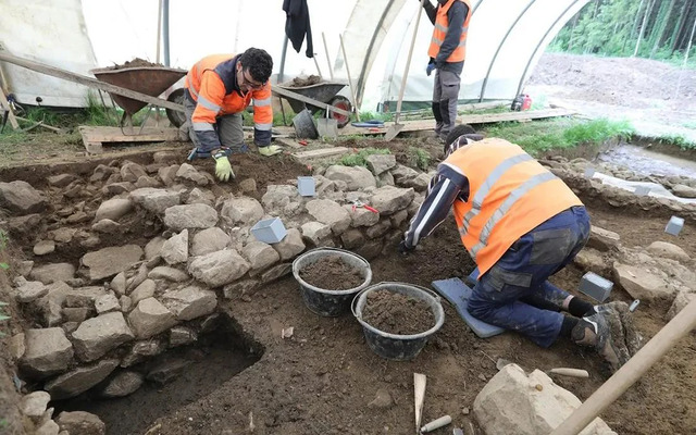 Close-up of archaeologists uncovering the well-preserved walls of the Roman structure. Credit: ADA Zug / David Jecker.