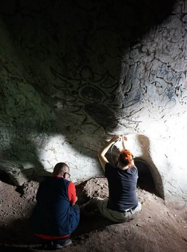 Jillian Huntley and Mohammad Sherman Sauffi William carefully collect sample GS3, advancing the study of rock art preservation. (Credit: Paul S.C. Taçon)