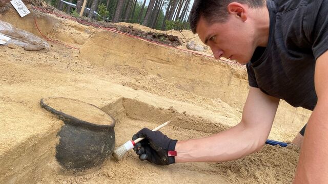 Delicate excavation work reveals a cremation urn within the Wda Landscape Park, offering insights into ancient burial practices. (Image credit: Wdecki Park Krajobrazowy)