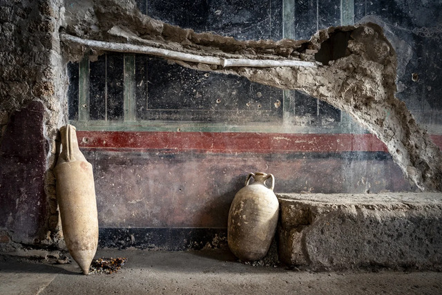 Elite guests of the homeowner likely enjoyed refreshing moments in the cold room, a hallmark of Roman spa culture. (Credit: MIC-Parco Archeologico di Pompei)