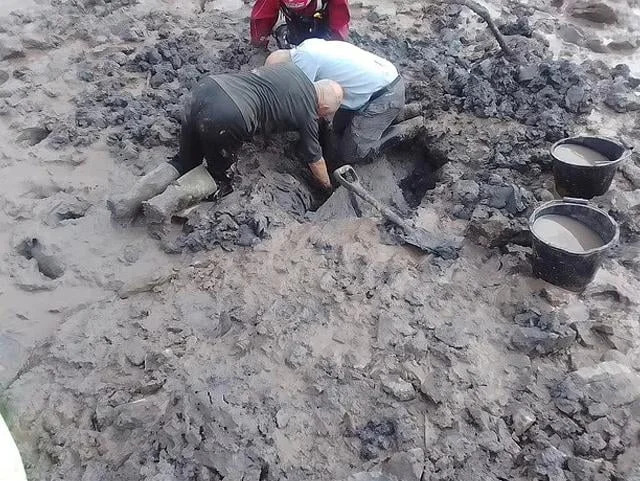 Experts from the Chepstow Archaeological Society (CAS) were supported by the Severn Area Rescue Association (SARA), who used mud stretchers and boats to safely assist the team from the riverbank.