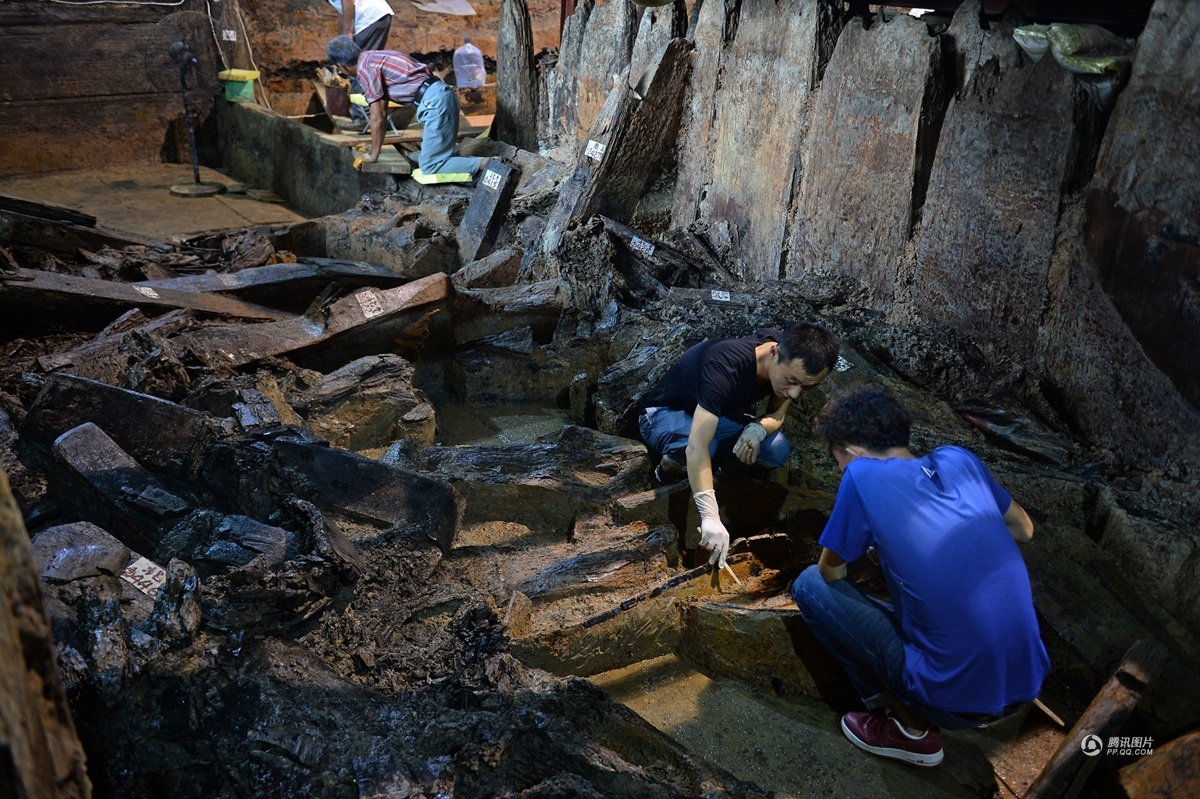 Archaeologists working within the tomb of Liu He, carefully excavating and documenting artifacts under challenging preservation conditions. (Credit: Jiangxi Provincial Institute of Cultural Relics and Archaeology)