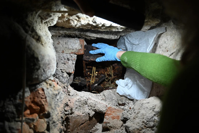 Hidden since 1939, the burial insignia were rediscovered in a secret hiding spot, offering a glimpse into the past. (Source: Go Vilnius)