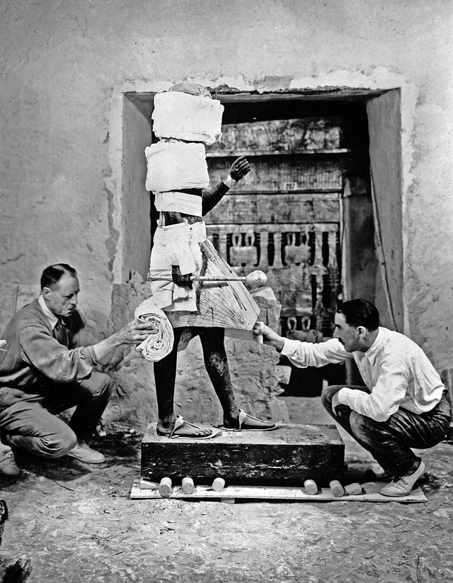 Howard Carter (right), famed for discovering Tutankhamun’s tomb, and his ᴀssistant Arthur Callender carefully wrapping a guardian statue.