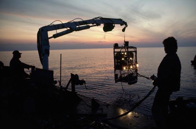 In 1982, a National Geographic Society-funded expedition employed a remotely piloted submersible to capture stunning images and explore the Hamilton and Scourge, lying 300 feet (91 meters) beneath Lake Ontario’s surface.