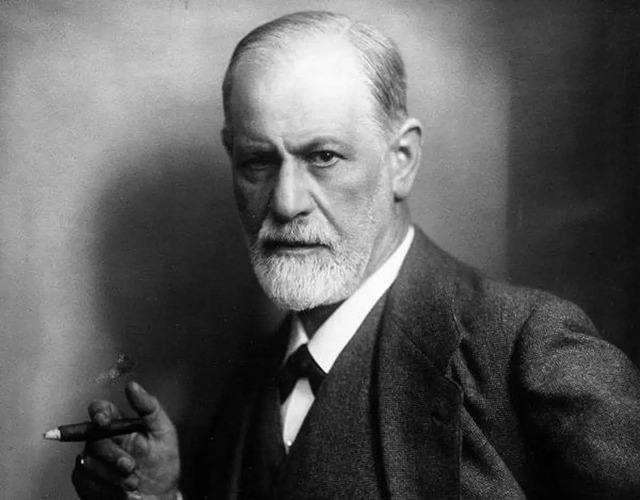 Influence Beyond Egypt: Sigmund Freud, photographed in 1932, author of Moses and Monotheism, exploring connections between Akhenaten’s monotheism and later religious traditions. (Image via Musée d’art et d’histoire du Judaïsme)