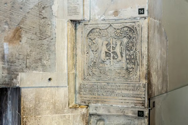 In the upper chamber, visitors can admire an intricate carving depicting a plant for each man—roses for Ambrose, carnations (known historically as gillyflowers) for Guildford, oak leaves (robur in Latin) for Robert, and honeysuckle for Henry.