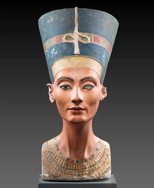 Icon of Grace and Power: The iconic bust of Nefertiti, Akhenaten’s queen and likely cousin, housed in the Staatliche Museen zu Berlin.