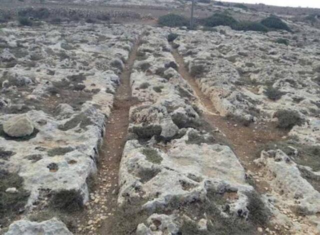 The ancient cart tracks of Misrah Għar il-Kbir in Malta. (Maximilian99/CC BY-SA 3.0)