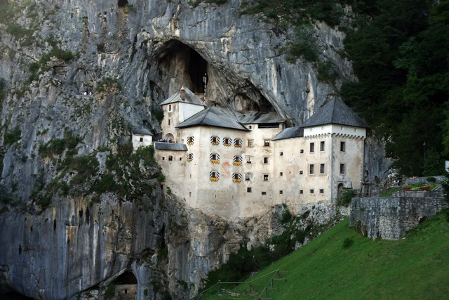 The castle’s positioning also allowed access to a complex cave network, which would later play a pivotal role in its history.