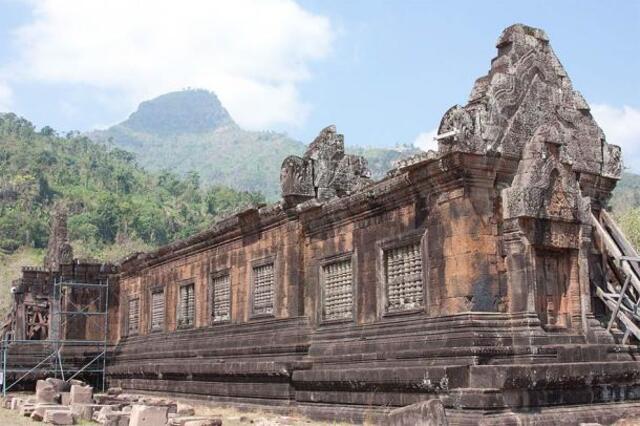 Phu Kao Mountain, resembling a linga and symbolizing Shiva, rises majestically in the background of the Vat Phou temple complex. (Credit: Nick Hubbard / CC BY 2.0)